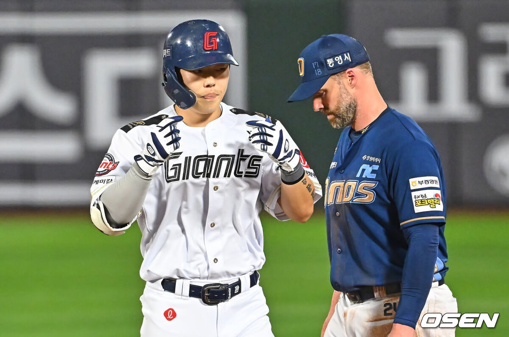 25일 부산 사직야구장에서 2026 신한 SOL KBO 리그 롯데 자이언츠와 NC 다이노스의 경기가 열렸다. 홈팀 롯데는 이민석이, 방문팀 NC는 토다가 선발 출전했다.롯데 자이언츠 고승민이 4회말 무사 3루 우익수 앞 1타점 안타를 치고 세리머니를 하고 있다. 2026.06.25 / foto0307@osen.co.kr