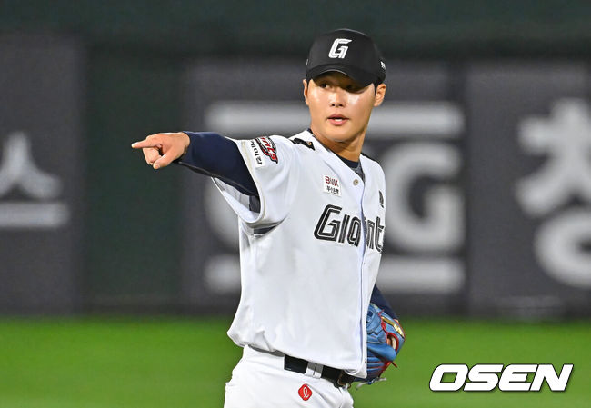 [OSEN=부산, 이석우 기자] 25일 부산 사직야구장에서 2026 신한 SOL KBO 리그 롯데 자이언츠와 NC 다이노스의 경기가 열렸다. 홈팀 롯데는 이민석이, 방문팀 NC는 토다가 선발 출전했다.롯데 자이언츠 김기준이 5회초 1사 NC 다이노스 김주원을 헛스윙 삼진으로 손으로 가리키고 하고 있다. 2026.06.25 / foto0307@osen.co.kr