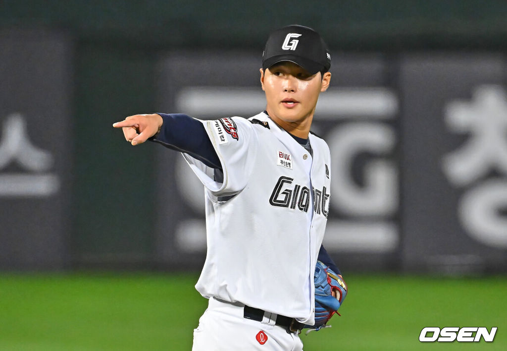 25일 부산 사직야구장에서 2026 신한 SOL KBO 리그 롯데 자이언츠와 NC 다이노스의 경기가 열렸다. 홈팀 롯데는 이민석이, 방문팀 NC는 토다가 선발 출전했다.롯데 자이언츠 김기준이 5회초 1사 NC 다이노스 김주원을 헛스윙 삼진으로 손으로 가리키고 하고 있다. 2026.06.25 / foto0307@osen.co.kr