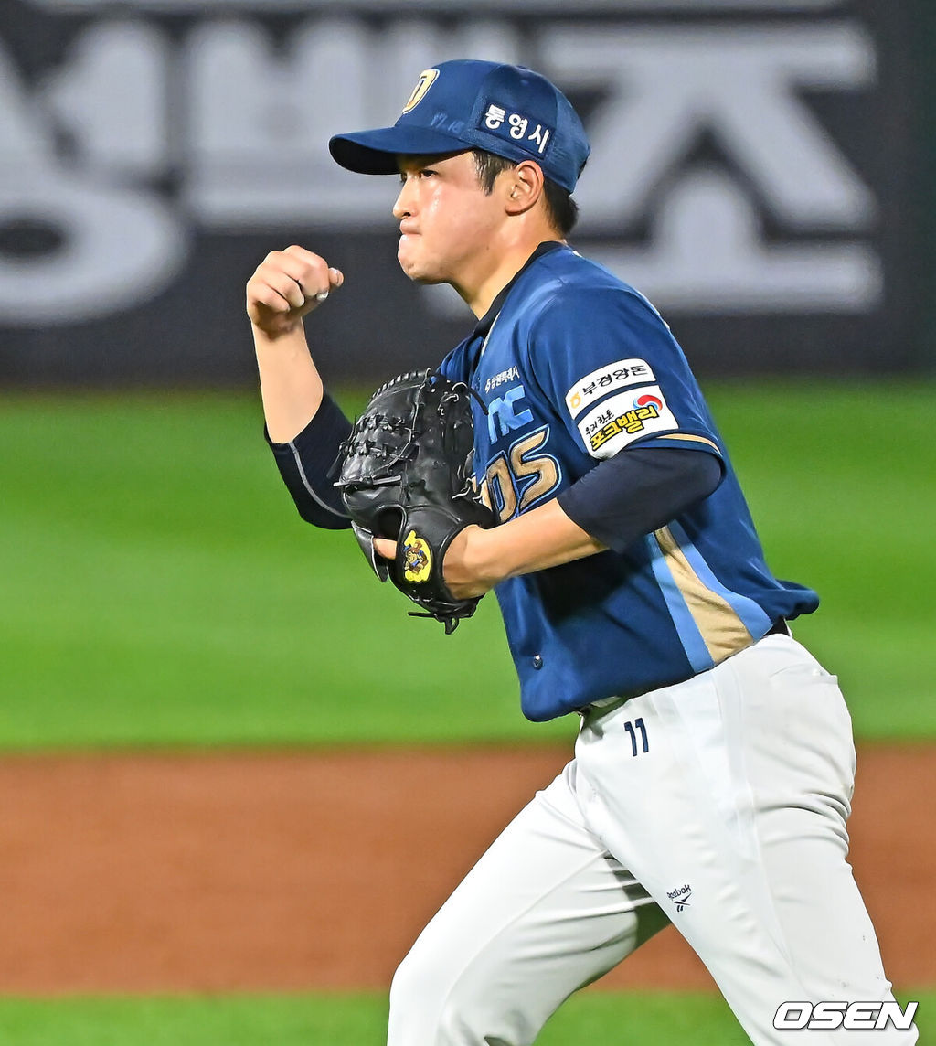 25일 부산 사직야구장에서 2026 신한 SOL KBO 리그 롯데 자이언츠와 NC 다이노스의 경기가 열렸다. 홈팀 롯데는 이민석이, 방문팀 NC는 토다가 선발 출전했다.NC 다이노스 선발 투수 토다가 5회말 2사 롯데 자이언츠 박건우를 삼진으로 잡고 주먹을 불끈 쥐고 있다. 2026.06.25 / foto0307@osen.co.kr