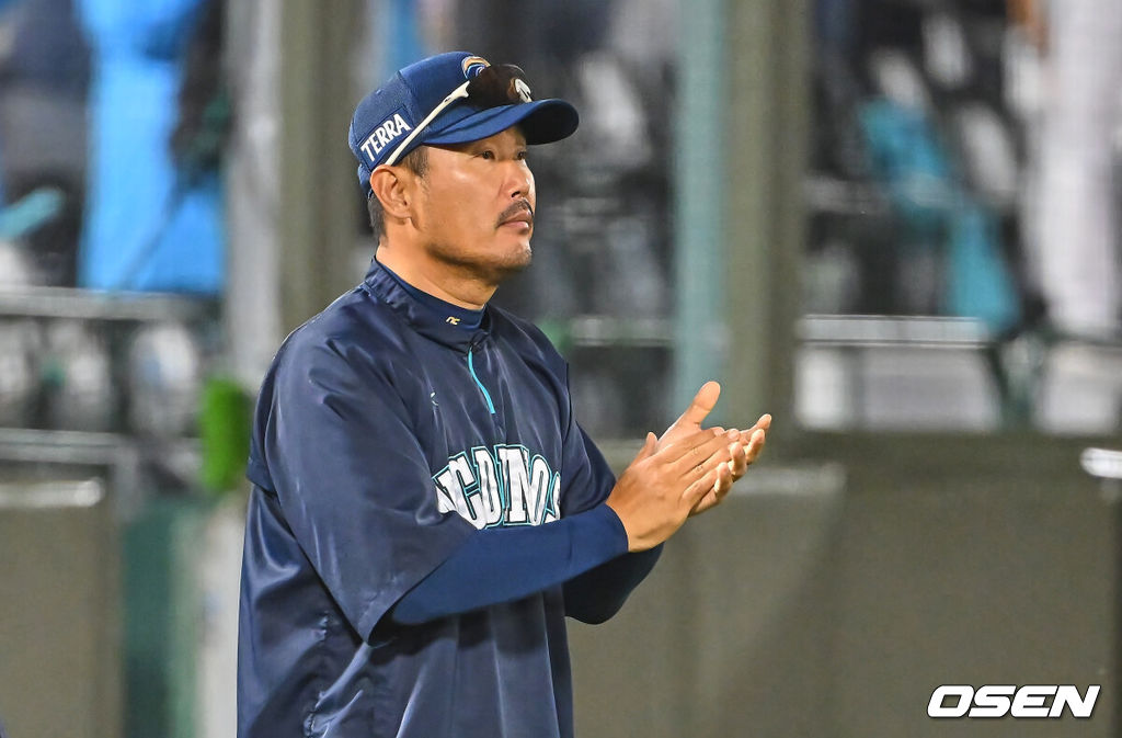 25일 부산 사직야구장에서 2026 신한 SOL KBO 리그 롯데 자이언츠와 NC 다이노스의 경기가 열렸다. 홈팀 롯데는 이민석이, 방문팀 NC는 토다가 선발 출전했다.NC 다이노스 이호준 감독이 롯데 자이언츠에 8-2로 승리한 후 박수를 보내고 있다. 2026.06.25 / foto0307@osen.co.kr