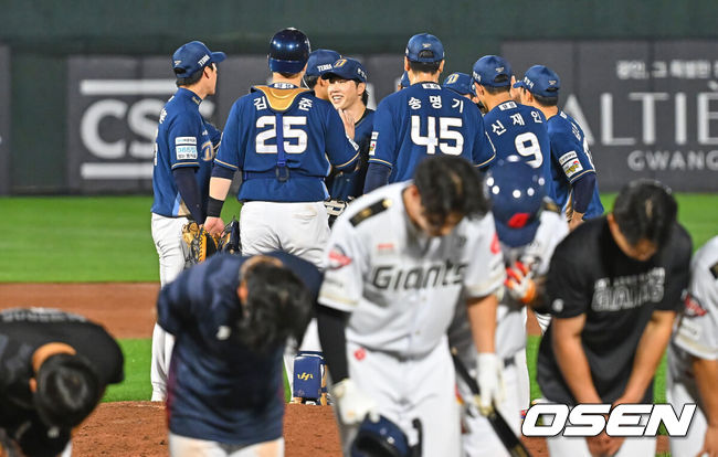 [OSEN=부산, 이석우 기자] 25일 부산 사직야구장에서 2026 신한 SOL KBO 리그 롯데 자이언츠와 NC 다이노스의 경기가 열렸다. 홈팀 롯데는 이민석이, 방문팀 NC는 토다가 선발 출전했다.NC 다이노스 선수들이 롯데 자이언츠에 8-2로 승리한 후 기쁨을 나누고 있다. 2026.06.25 / foto0307@osen.co.kr