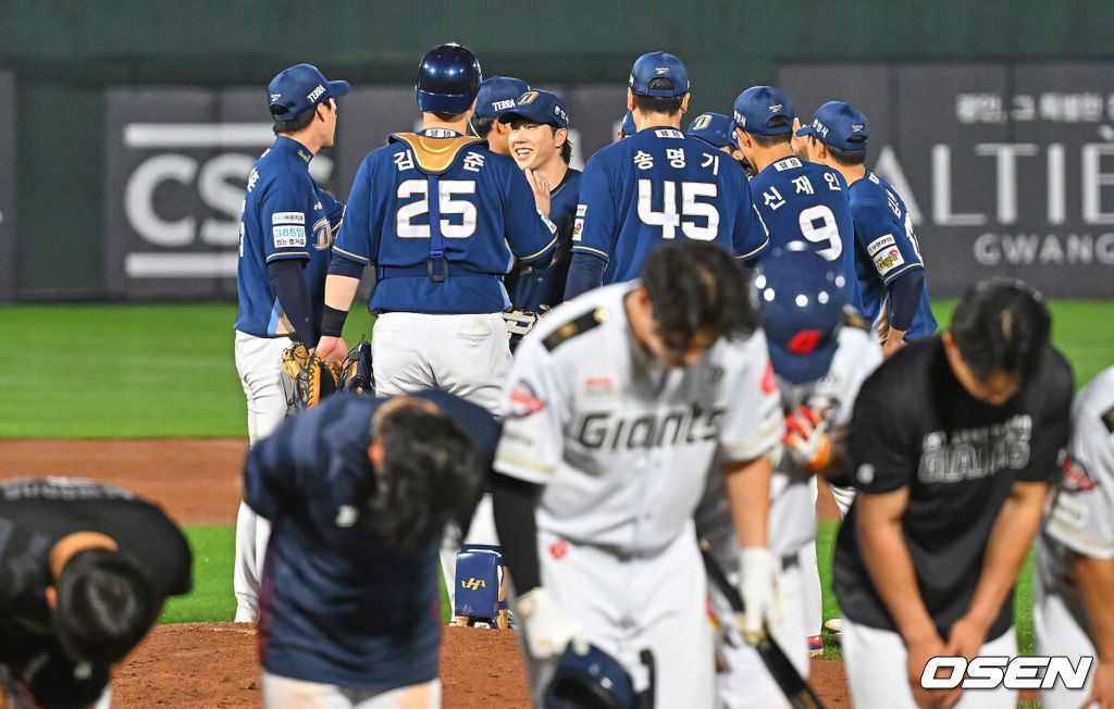 25일 부산 사직야구장에서 2026 신한 SOL KBO 리그 롯데 자이언츠와 NC 다이노스의 경기가 열렸다. 홈팀 롯데는 이민석이, 방문팀 NC는 토다가 선발 출전했다.NC 다이노스 선수들이 롯데 자이언츠에 8-2로 승리한 후 기쁨을 나누고 있다. 2026.06.25 / foto0307@osen.co.kr