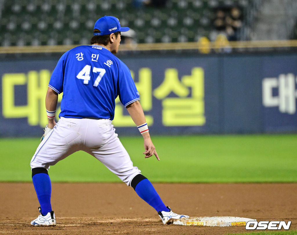 25일 서울 잠실야구장에서 ‘2026 신한 SOL Bank KBO리그’ LG 트윈스와 삼성 라이온즈의 경기가 열렸다.홈팀 LG는 이정용, 방문팀 삼성은 아리엘 후라도를 선발로 내세웠다.8회말 수비 때 삼성 강민호가 1루수로 나서 베이스 밟는 위치를 체크하고 있다. 2026.06.25 / dreamer@osen.co.kr