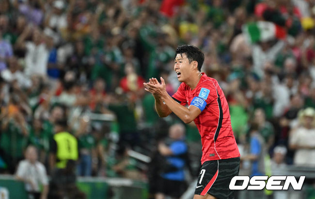 [OSEN=몬테레이(멕시코), 이대선 기자] 25일(한국시간) 멕시코 누에보레온주 과달루페의 몬테레이 스타디움에서 2026 국제축구연맹(FIFA) 북중미 월드컵 A조 조별리그 3차전 대한민국과 남아프리카공화국의 경기가 열렸다.현재 대한민국은 1승 1패(승점 3)로 조 2위에 올라 있다. 무승부만 거둬도 자력으로 32강 진출이 가능하다. 하지만 대표팀은 경우의 수보다 승리를 목표로 마지막 경기에 나선다. 손흥민이 선수들을 격려 하고 있다.2026.06.25 /sunday@osen.co.kr