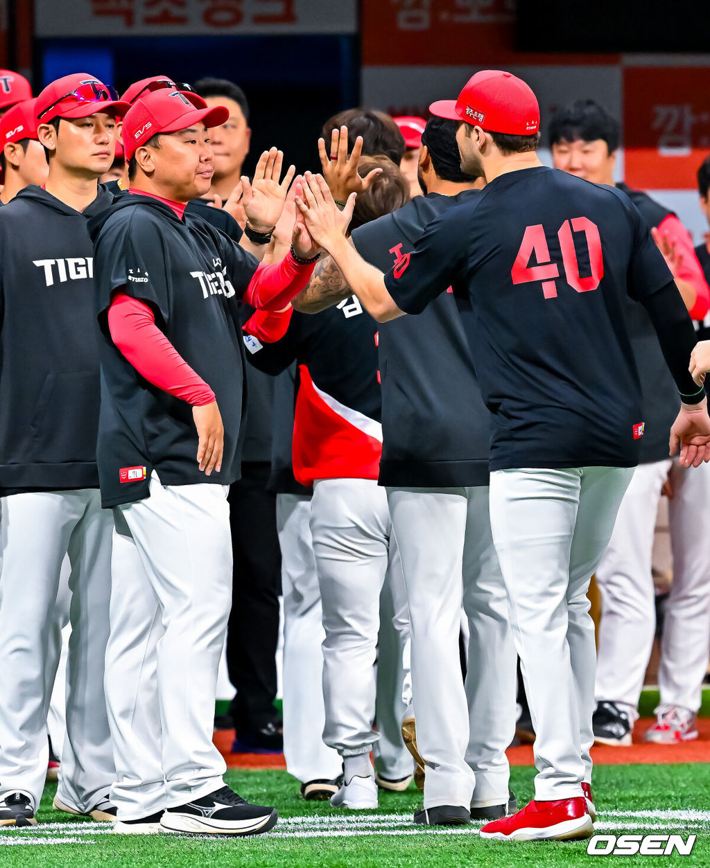 25일 서울 고척스카이돔에서 2026 신한 SOL Bank KBO리그 키움 히어로즈와 KIA 타이거즈의 경기가 열렸다.이 경기에서 KIA는 키움에 9-4 완승을 거두고 4연승을 내달렸다. 키움은 9연패 빠졌다.경기를 마치고 KIA 이범호 감독이 승리투수 네일과 하이파이브를 하고 있다. 2026.06.25 / rumi@osen.co.kr