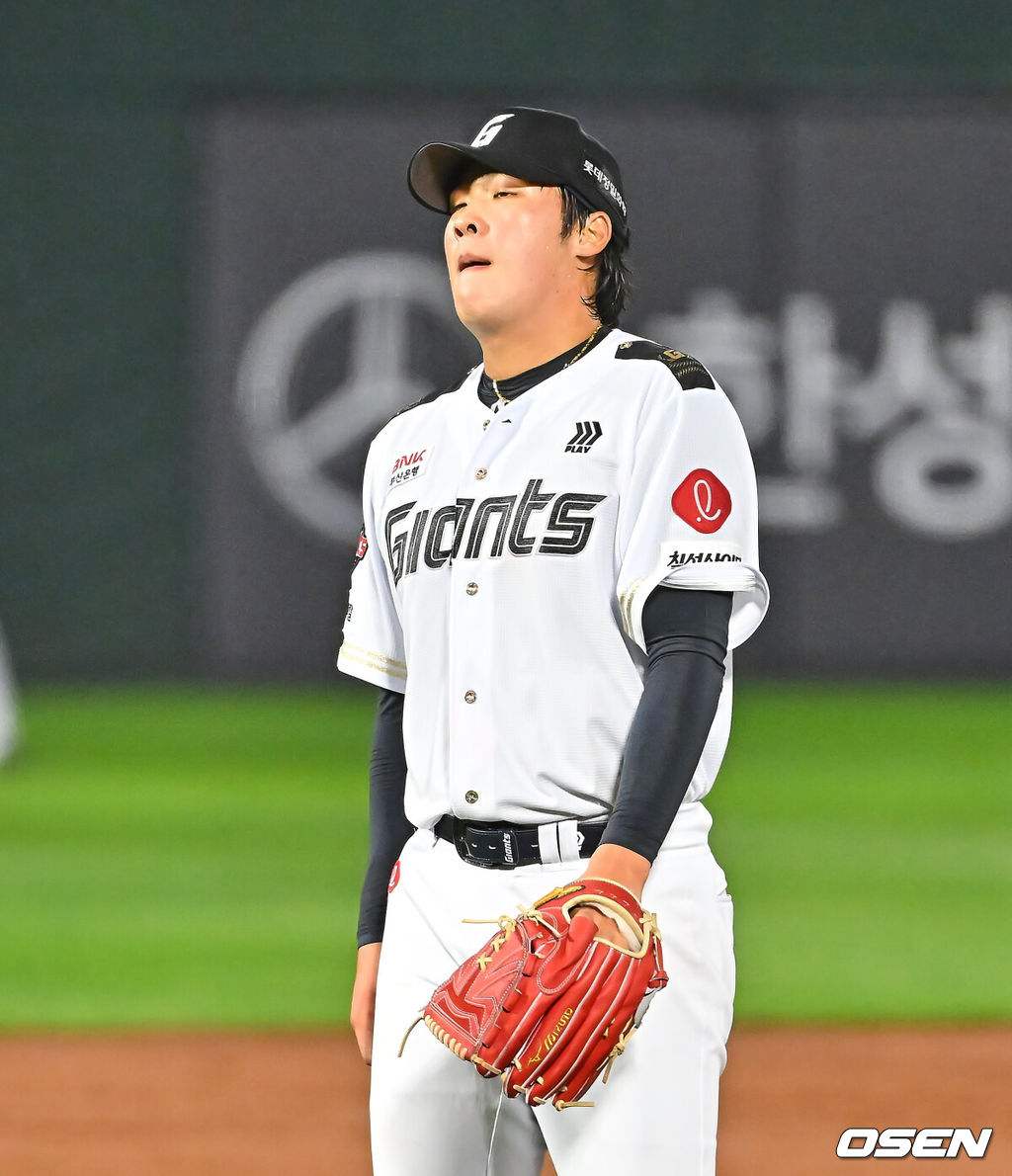 25일 부산 사직야구장에서 2026 신한 SOL KBO 리그 롯데 자이언츠와 NC 다이노스의 경기가 열렸다. 홈팀 롯데는 이민석이, 방문팀 NC는 토다가 선발 출전했다.롯데 자이언츠 선발 투수 이민석이 3회초 2사 2루 NC 다이노스 김휘집에게 볼넷을 허용하고 아쉬워하고 있다. 2026.06.25 / foto0307@osen.co.kr
