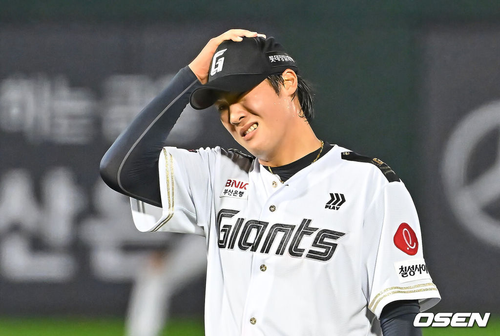 25일 부산 사직야구장에서 2026 신한 SOL KBO 리그 롯데 자이언츠와 NC 다이노스의 경기가 열렸다. 홈팀 롯데는 이민석이, 방문팀 NC는 토다가 선발 출전했다.롯데 자이언츠 선발 투수 이민석이 3회초 2사 2루 NC 다이노스 김휘집에게 볼넷을 허용하고 아쉬워하고 있다. 2026.06.25 / foto0307@osen.co.kr