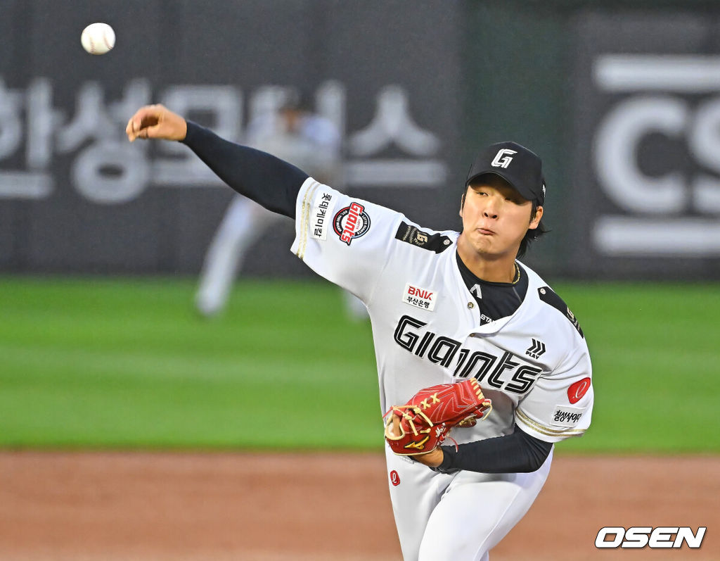 25일 부산 사직야구장에서 2026 신한 SOL KBO 리그 롯데 자이언츠와 NC 다이노스의 경기가 열렸다. 홈팀 롯데는 이민석이, 방문팀 NC는 토다가 선발 출전했다.롯데 자이언츠 선발 투수 이민석이 역투하고 있다. 2026.06.25 / foto0307@osen.co.kr