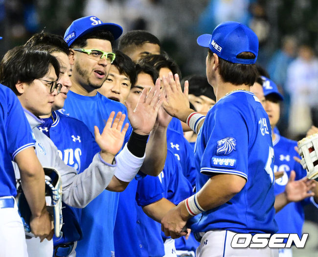 [OSEN=잠실, 최규한 기자] 프로야구 삼성 라이온즈가 LG 트윈스를 꺾고 스윕패를 모면했다. LG는 5연승에서 멈췄다.&nbsp;삼성은 25일 잠실구장에서 2026 KBO리그 LG와 경기에서 13-6으로 승리했다.&nbsp;1~2회 8점을 뽑으며 일찌감치 승기를 잡았다.&nbsp;경기를 마치고 승리한 삼성 승리투수 후라도와 강민호가 인사를 나누고 있다. 2026.06.25 / dreamer@osen.co.kr