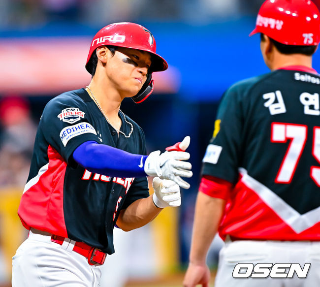 [OSEN=고척, 민경훈 기자] 25일 서울 고척스카이돔에서 2026 신한 SOL Bank KBO리그 키움 히어로즈와 KIA 타이거즈의 경기가 열렸다.이날 키움은 알칸타라, KIA는 네일을 선발로 내세웠다.7회초 1사 주자 1루 KIA 김도영이 좌월 투런 홈런을 때린 후 그라운드를 돌고 있다.  2026.06.25 / rumi@osen.co.kr