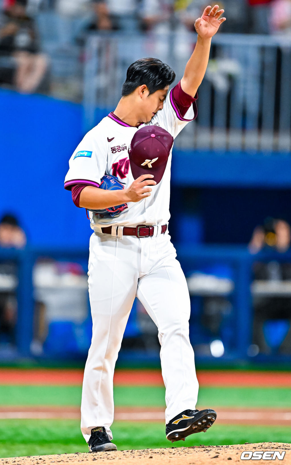 23일 서울 고척스카이돔에서 2026 신한 SOL Bank KBO리그 키움 히어로즈와 KIA 타이거즈의 경기가 열렸다.키움은 박준현, KIA는 올러를 선발로 내세웠다.5회초 2사 주자 1,2루 KIA 나성범 타석에서 키움 선발 박준현이 땀을 닦고 있다. 2026.06.23 / rumi@osen.co.kr