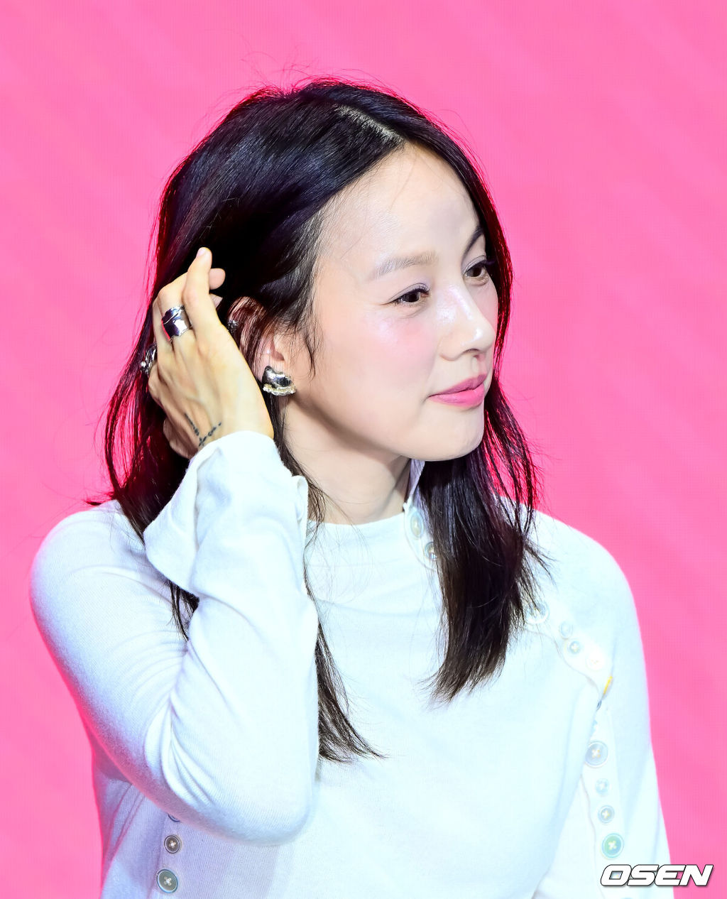 1일 오후 서울 광진구 자양동 풀만 앰버서더 서울 이스트폴에서 쿠팡플레이 예능 '저스트 메이크업' 제작발표회가 열렸다.<br /><br />'저스트 메이크업'은 대한민국을 넘어 세계적으로 K-뷰티를 대표하는 메이크업 아티스트들이 자신만의 색깔로 치열하게 맞붙는 초대형 메이크업 서바이벌으로 오는 10월 3일 첫 방송된다.<br /><br />가수 이효리가 가 간담회를 하고 있다. 2025.10.01 /jpnews@osen.co.kr