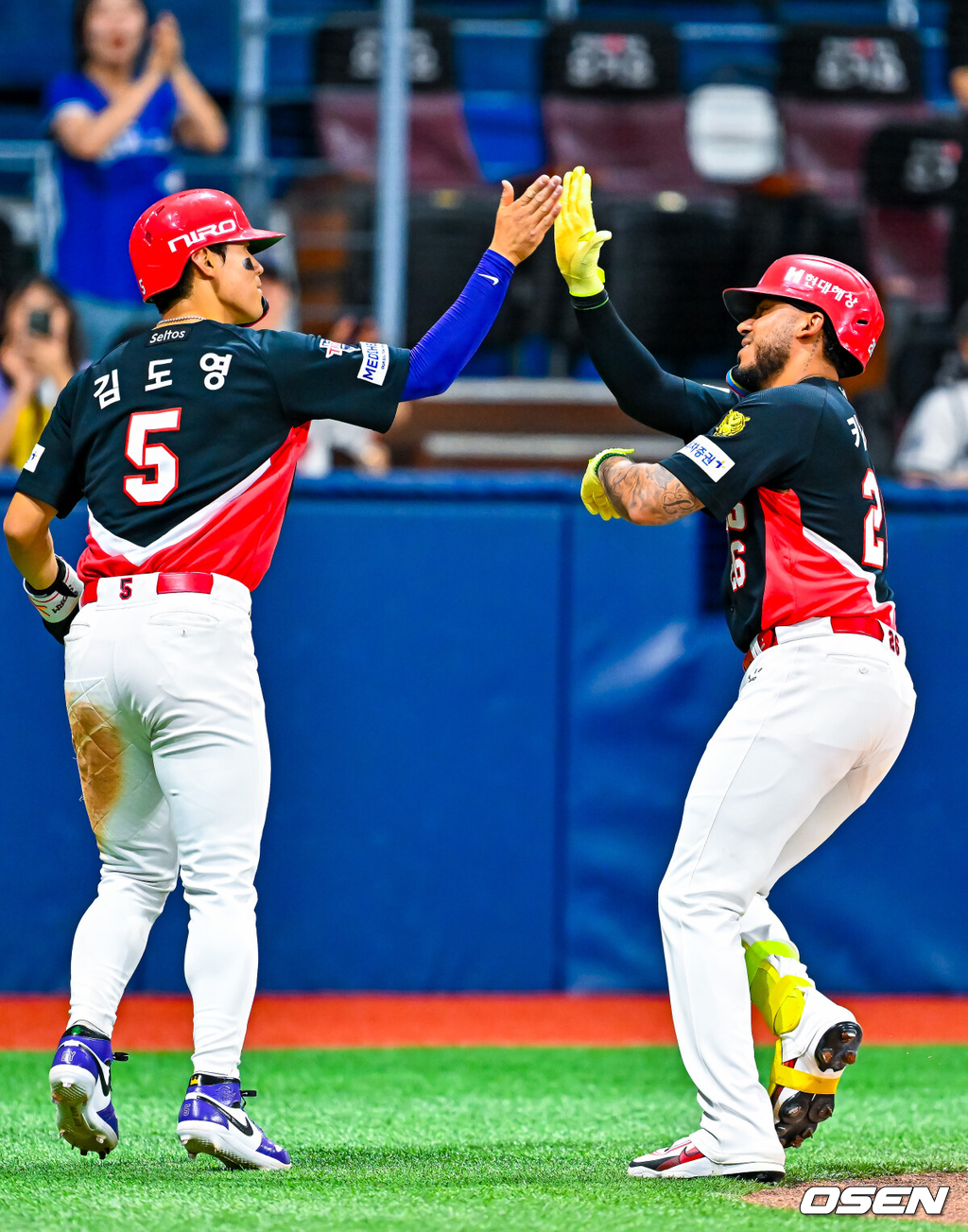 23일 서울 고척스카이돔에서 2026 신한 SOL Bank KBO리그 키움 히어로즈와 KIA 타이거즈의 경기가 열렸다.키움은 박준현, KIA는 올러를 선발로 내세웠다.9회초 1사 주자 1루 KIA 카스트로가 우월 투런 홈런을 때린 후 먼저 홈을 밟은 김도영과 하이파이브를 하고 있다. 2026.06.23 / rumi@osen.co.kr