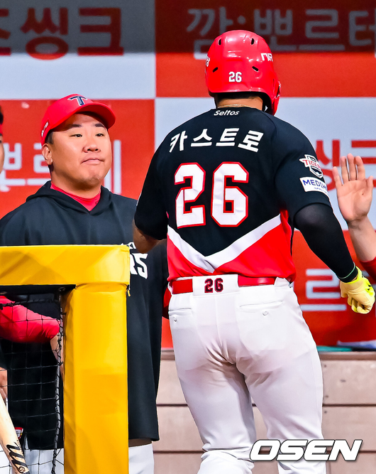 [OSEN=고척, 민경훈 기자] 25일 서울 고척스카이돔에서 2026 신한 SOL Bank KBO리그 키움 히어로즈와 KIA 타이거즈의 경기가 열렸다.이날 키움은 알칸타라, KIA는 네일을 선발로 내세웠다.7회초 2사 KIA 카스트로가 우월 솔로 홈런을 때린 후 덕아웃에서 이범호 감독과 하이파이브를 하고 있다. 2026.06.25 / rumi@osen.co.kr