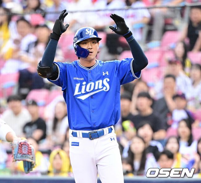 [OSEN=잠실, 최규한 기자]1회초 무사 1, 2루 상황 삼성 구자욱이 선제 1타점 적시타를 날리고 1루에 안착해 기뻐하고 있다. 2026.06.25 / dreamer@osen.co.kr
