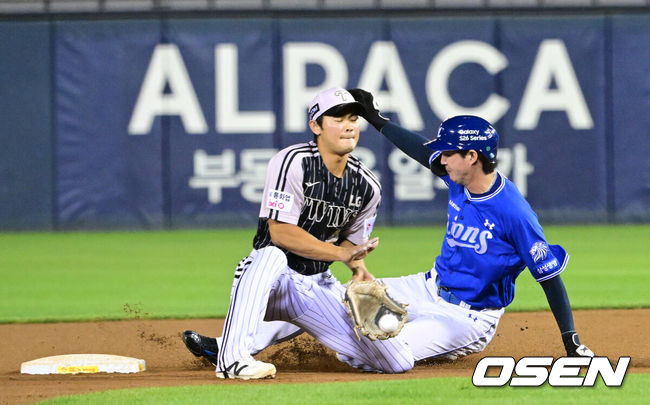 [OSEN=잠실, 최규한 기자] 25일 서울 잠실야구장에서 ‘2026 신한 SOL Bank KBO리그’ LG 트윈스와 삼성 라이온즈의 경기가 열렸다. 홈팀 LG는 이정용, 방문팀 삼성은 아리엘 후라도를 선발로 내세웠다. 6회초 무사 1, 3루 상황 삼성 최형우 타석 때 1루 주자 구자욱이 2루 도루에 성공하고 있다. 2026.06.25 / dreamer@osen.co.kr