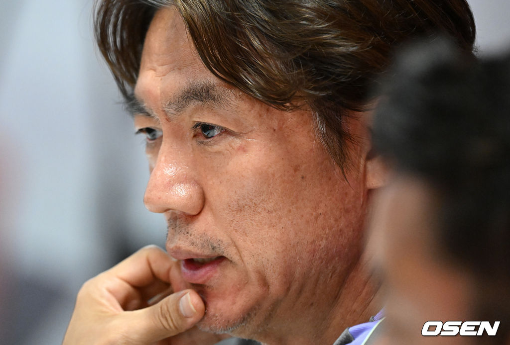 홍명보 감독이 이끄는 대한민국 축구국가대표팀이 26일(한국시각) 멕시코 과달라하라 인근 사포판의 치바스 베르데 바예에서 훈련을 진행했다.대한민국은 1승 2패(승점 3)로 조 3위에 머물렀다. 자력으로 32강에 오를 기회를 놓쳤고, 이제는 다른 조 경기 결과를 기다려야 하는 처지가 됐다.훈련에 앞서 대한민국 홍명보 감독이 인터뷰를 하고 있다. 2026.06.26 /sunday@osen.co.kr