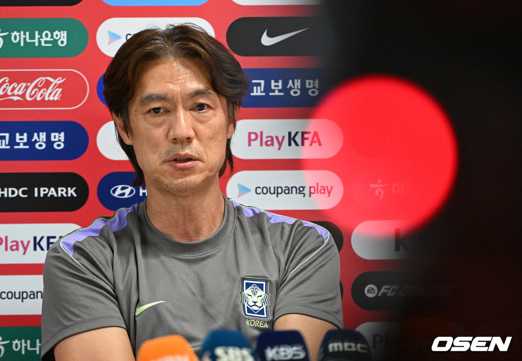 홍명보 감독이 이끄는 대한민국 축구국가대표팀이 26일(한국시각) 멕시코 과달라하라 인근 사포판의 치바스 베르데 바예에서 훈련을 진행했다.대한민국은 1승 2패(승점 3)로 조 3위에 머물렀다. 자력으로 32강에 오를 기회를 놓쳤고, 이제는 다른 조 경기 결과를 기다려야 하는 처지가 됐다.훈련에 앞서 대한민국 홍명보 감독이 인터뷰를 하고 있다. 2026.06.26 /sunday@osen.co.kr