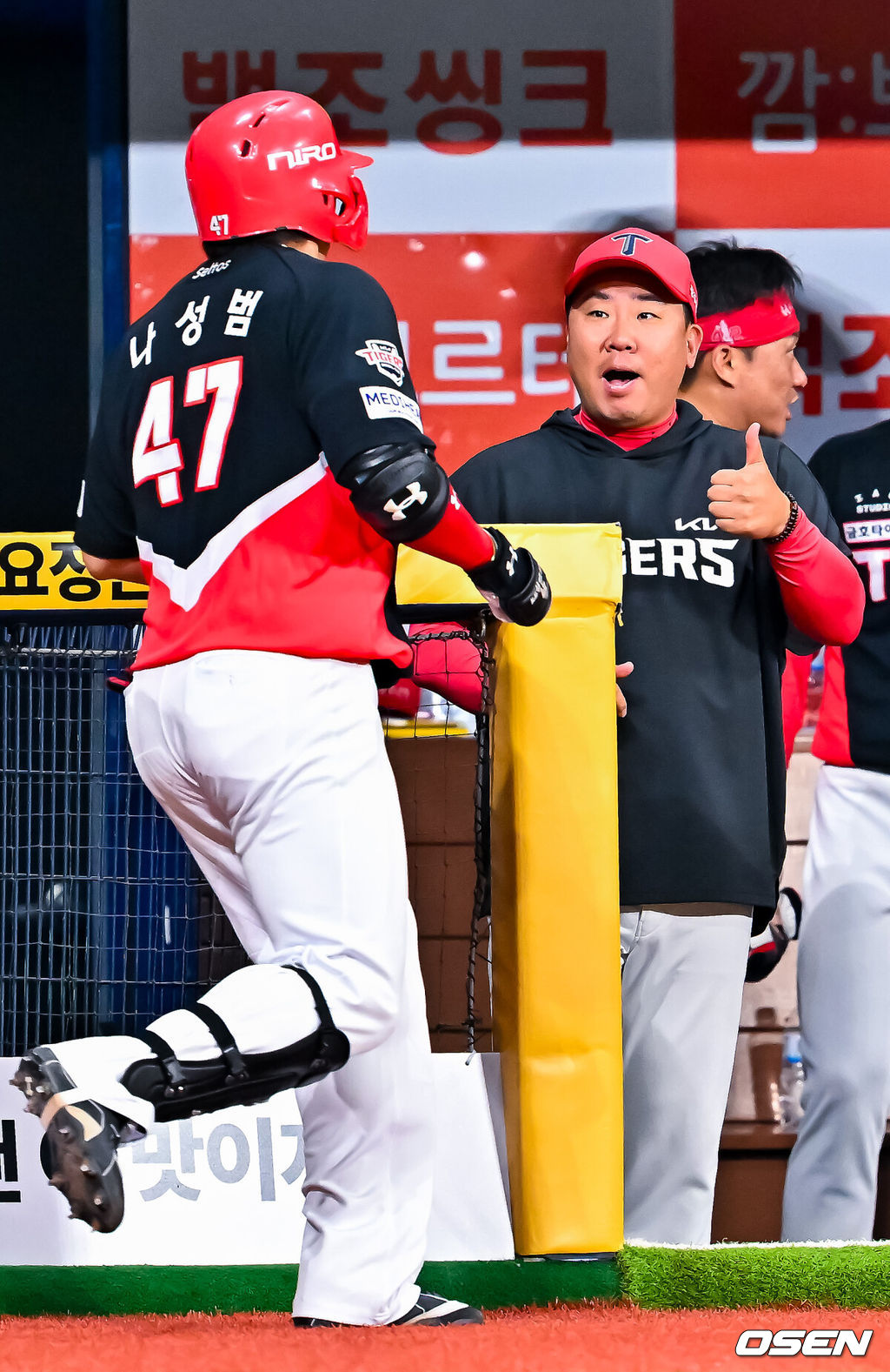 25일 서울 고척스카이돔에서 2026 신한 SOL Bank KBO리그 키움 히어로즈와 KIA 타이거즈의 경기가 열렸다.이날 키움은 알칸타라, KIA는 네일을 선발로 내세웠다.3회초 2사 KIA 나성범이 솔로 홈런을 때린 후 덕아웃에서 이범호 감독의 축하를 받고 있다. 김도영의 투런포에 이어 백투백 홈런. 2026.06.25 / rumi@osen.co.kr