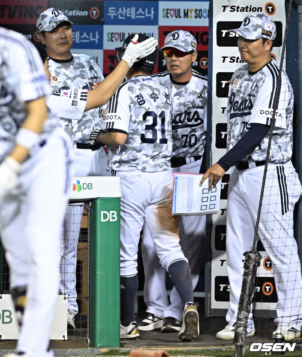 18일 서울 잠실야구장에서 ‘2026 신한 SOL Bank KBO리그’ 두산 베어스와 KT 위즈의 경기가 열렸다.홈팀 두산은 최민석을, 방문팀 KT는 소형준을 선발로 내세웠다.7회말 무사 2루에서 두산 박찬호의 역전 적시타에 정수빈이 득점을 올린 뒤 김원형 감독의 환영을 받고 있다. 2026.06.18 /cej@osen.co.kr