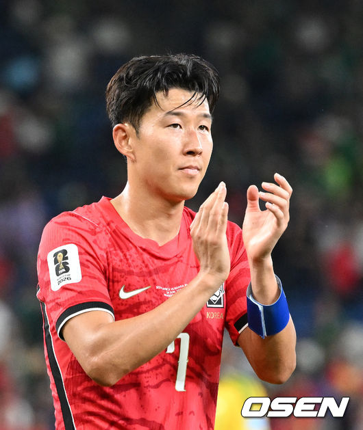 [OSEN=몬테레이(멕시코), 이대선 기자] 홍명보 감독이 이끄는 대한민국 축구대표팀은 25일(이하 한국시간) 오전 10시 멕시코 몬테레이 스타디움에서 개최된 2026 국제축구연맹(FIFA) 북중미 월드컵 조별리그 A조 최종전에서 남아프리카공화국에게 0-1 충격패를 당했다.&nbsp;1승2패가 된 한국은 A조 3위로 밀리며 32강 자력진출에 실패했다. 한국은 나머지 조들의 상황을 따져보고 32강에 진출할 가능성은 남아있다. 1승1무1패의 남아공이 2위로 32강 진출을 확정지었다.&nbsp;경기 종료 후 대한민국 손흥민이 관중석을 향해 인사를 하고 있다. 2026.06.25 /sunday@osen.co.kr