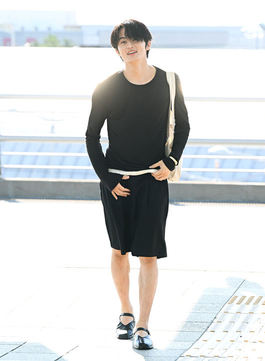 [OSEN=인천공항, 조은정 기자]그룹 NCT 출신 마크가 26일 오전 인천국제공항을 통해 해외 일정 차 태국으로 출국했다.이날 마크는 편안한 티셔츠에 블랙으로 맞춘 반바지를 착용했다. 포인트로 굽 낮은 로퍼를 매치했다.마크가 출국장으로 향하고 있다. 2026.06.26 /cej@osen.co.kr