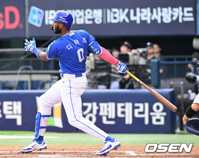 [OSEN=잠실, 최규한 기자] 25일 서울 잠실야구장에서 ‘2026 신한 SOL Bank KBO리그’ LG 트윈스와 삼성 라이온즈의 경기가 열렸다.홈팀 LG는 이정용, 방문팀 삼성은 아리엘 후라도를 선발로 내세웠다.1회초 1사 1, 3루 상황 삼성 디아즈가 달아나는 우월 스리런포를 날리고 있다. 2026.06.25 / dreamer@osen.co.kr