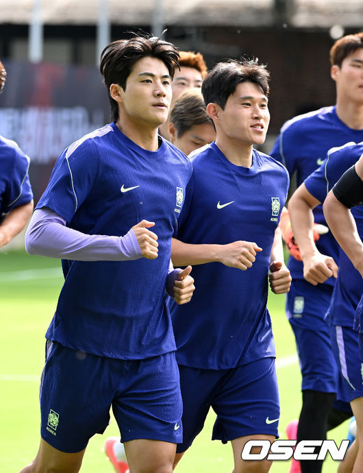 [OSEN=사포판(멕시코), 이대선 기자] 2026 북중미 월드컵에 참가하는 대한민국 축구국가대표팀이 11일(한국시각) 멕시코 과달라하라 인근 사포판의 치바스 베르데 바예에서 훈련을 진행했다.대한민국 월드컵대표팀은 오는 12일 오전 11시(한국시각) 체코와 2026년 북중미 월드컵 조별리그 A조 1차전을 펼친다.설영우, 이동경이 훈련을 하고 있다. 2026.06.11 /sunday@osen.co.kr