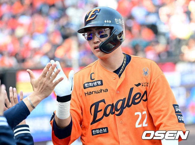 [OSEN=대전, 최규한 기자] 28일 대전 한화생명볼파크에서 ‘2026 신한 SOL KBO리그’ 개막전 한화 이글스와 키움 히어로즈의 맞대결이 열렸다.홈팀 한화는 윌켈 에르난데스, 방문팀 키움은 라울 알칸타라를 선발로 내세웠다. 4회말 1사 주자없는 상황 한화 채은성이 달아나는 좌월 솔로포를 날리고 홈을 밟은 뒤 더그아웃 동료들과 인사를 나누고 있다. 2025.03.28 / dreamer@osen.co.kr