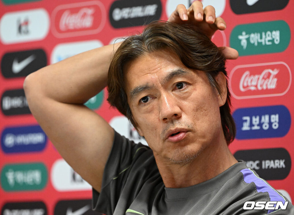 홍명보 감독이 이끄는 대한민국 축구국가대표팀이 26일(한국시각) 멕시코 과달라하라 인근 사포판의 치바스 베르데 바예에서 훈련을 진행했다.대한민국은 1승 2패(승점 3)로 조 3위에 머물렀다. 자력으로 32강에 오를 기회를 놓쳤고, 이제는 다른 조 경기 결과를 기다려야 하는 처지가 됐다.훈련에 앞서 대한민국 홍명보 감독이 인터뷰를 하고 있다. 2026.06.26 /sunday@osen.co.kr