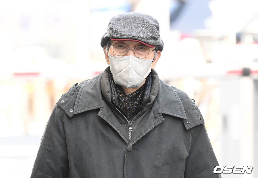 강제추행 혐의를 받고 있는 배우 오영수의 첫 공판이 3일 오후 수원지방법원 성남지원에서 열렸다.오영수는 지난 2017년 중순께 여성 A씨의 신체를 부적절하게 접촉한 혐의를 받고 있다. A씨는 2021년 12월 경찰에 고소장을 제출했지만 불송치 결정이 내려졌다. 하지만 A씨가 이의 신청을 하면서 수원지검 성남지청이 다시 수사를 진행했다.오영수는 검찰 조사에서 “상대방의 일방적 주장”이라며 혐의를 부인한 것으로 알려졌다. 검찰은 지난해 11월 강제추행 혐의로 오영수를 불구속 기소했다. 이에 오영수는 첫 재판을 받게 됐다.오영수는 1968년 데뷔해 연극을 비롯해 다양한 활동을 펼쳐왔다. 2021년 9월 공개된 넷플릭스 오리지널 ‘오징어게임’에서 오일남 역으로 주목을 받았고, 지난해 1월 미국 골든글로브 시상식에서 한국 배우 최초로 TV 부문 남우조연상을 받았다.배우 오영수가 공판에 출석하기 위해 법원으로 향하고 있다. 2023.02.03 /cej@osen.co.kr
