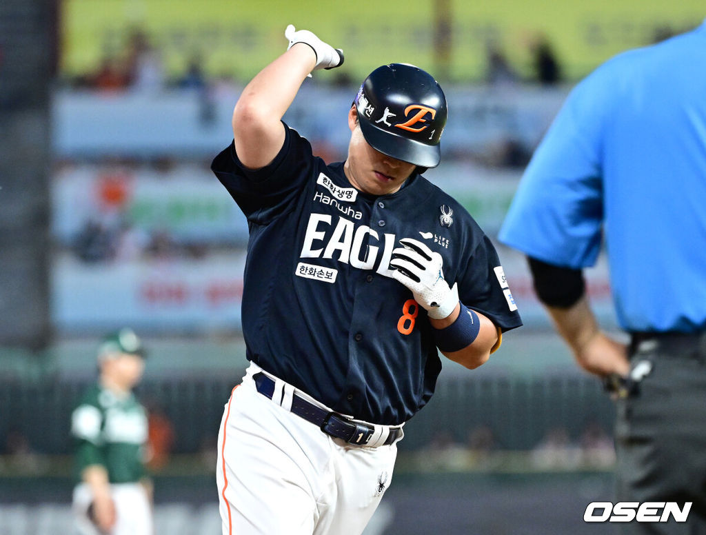 26일 인천 SSG랜더스필드에서 ‘2026 신한 SOL Bank KBO리그’ SSG 랜더스와 한화 이글스의 경기가 열렸다.홈팀 SSG는 토마스 해치, 방문팀 한화는 왕옌청을 선발로 내세웠다.6회초 2사 2루 상황 한화 노시환이 달아나는 중월 투런포를 날리고 그라운드를 돌며 기뻐하고 있다. 2026.06.26 / dreamer@osen.co.kr
