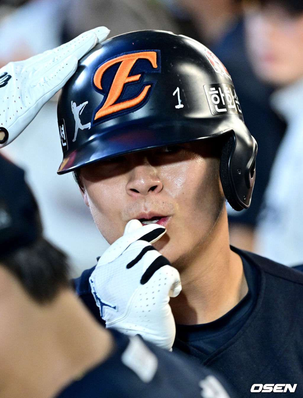 26일 인천 SSG랜더스필드에서 ‘2026 신한 SOL Bank KBO리그’ SSG 랜더스와 한화 이글스의 경기가 열렸다.홈팀 SSG는 토마스 해치, 방문팀 한화는 왕옌청을 선발로 내세웠다.6회초 2사 2루 상황 한화 노시환이 달아나는 중월 투런포를 날리고 홈을 밟은 뒤 더그아웃에서 세리머니를 펼치고 있다. 2026.06.26 / dreamer@osen.co.kr
