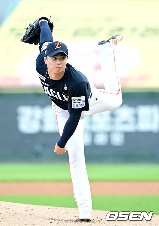 [OSEN=인천, 최규한 기자] 26일 인천 SSG랜더스필드에서 ‘2026 신한 SOL Bank KBO리그’ SSG 랜더스와 한화 이글스의 경기가 열렸다.홈팀 SSG는 토마스 해치, 방문팀 한화는 왕옌청을 선발로 내세웠다.1회말 한화 선발 왕옌청이 힘차게 공을 뿌리고 있다. 2026.06.26 / dreamer@osen.co.kr