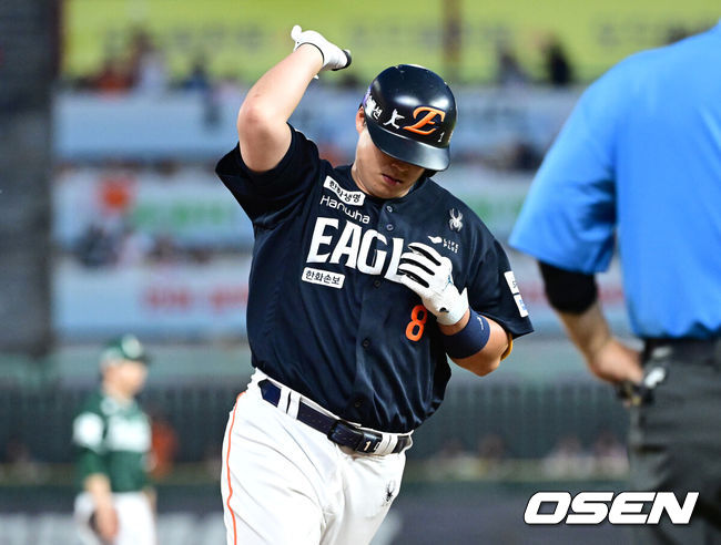 [OSEN=인천, 최규한 기자] 26일 인천 SSG랜더스필드에서 ‘2026 신한 SOL Bank KBO리그’ SSG 랜더스와 한화 이글스의 경기가 열렸다.홈팀 SSG는 토마스 해치, 방문팀 한화는 왕옌청을 선발로 내세웠다.6회초 2사 2루 상황 한화 노시환이 달아나는 중월 투런포를 날리고 그라운드를 돌며 기뻐하고 있다. 2026.06.26 / dreamer@osen.co.kr