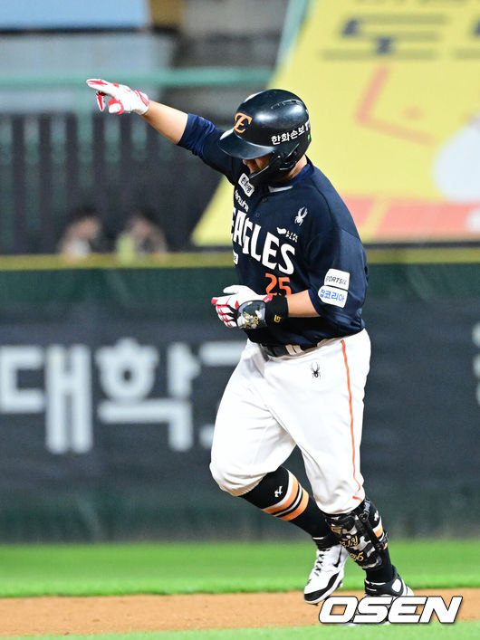 [OSEN=인천, 최규한 기자] 26일 인천 SSG랜더스필드에서 ‘2026 신한 SOL Bank KBO리그’ SSG 랜더스와 한화 이글스의 경기가 열렸다.홈팀 SSG는 토마스 해치, 방문팀 한화는 왕옌청을 선발로 내세웠다.8회초 2사 3루 상황 한화 김태연이 달아나는 좌월 투런포를 날리고 그라운드를 돌며 기뻐하고 있다. 2026.06.26 / dreamer@osen.co.kr