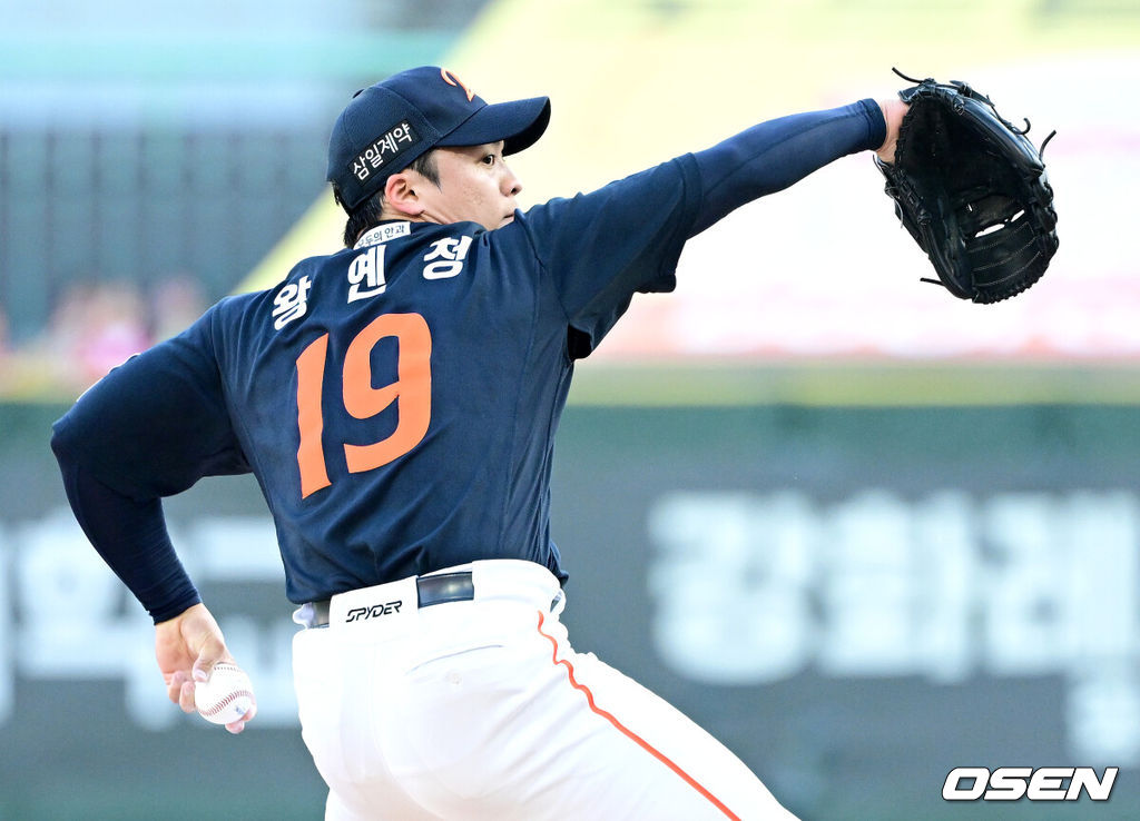 26일 인천 SSG랜더스필드에서 ‘2026 신한 SOL Bank KBO리그’ SSG 랜더스와 한화 이글스의 경기가 열렸다.홈팀 SSG는 토마스 해치, 방문팀 한화는 왕옌청을 선발로 내세웠다.1회말 한화 선발 왕옌청이 힘차게 공을 뿌리고 있다. 2026.06.26 / dreamer@osen.co.kr