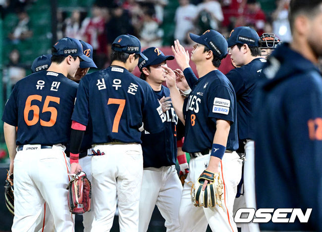 [OSEN=인천, 최규한 기자] 프로야구 한화 이글스가 화끈한 타격을 앞세워 2연패에서 탈출했다.&nbsp;한화는 26일 인천 SSG랜더스필드에서 열린 ‘2026 신한은행 SOL Bank KBO리그’ SSG 랜더스와의 경기에서 9-2로 승리했다. 이날 승리로 한화는 2연패를 끊었다.&nbsp; 경기를 마치고 승리한 한화 선수들이 인사를 나누고 있다. 2026.06.26 / dreamer@osen.co.kr