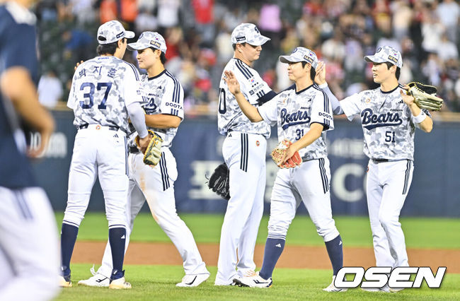 [OSEN=잠실, 박준형 기자] 두산이 곽빈의 158km 강속구를 앞세워 KIA의 상승세를 잠재웠다.&nbsp;프로야구 두산 베어스는 26일 서울 잠실구장에서 열린 2026 신한 SOL KBO리그 KIA 타이거즈와의 시즌 10차전에서 3-2로 승리했다.&nbsp;경기종료 후 두산 선수들이 승리의 기쁨을 나누고 있다.       2026.06.26&nbsp;/ soul1014@osen.co.kr
