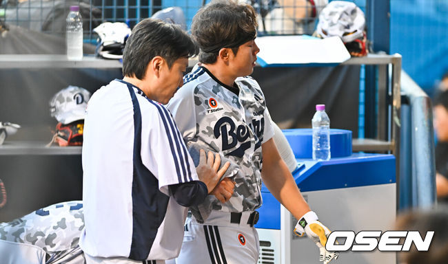 [OSEN=잠실, 박준형 기자] 26일 오후 서울 잠실구장에서 2026 신한 SOL Bank KBO리그 두산 베어스와 KIA 타이거즈의 경기가 진행됐다. 이날 경기에 두산은 곽빈(5승 3패)을, KIA는 황동하(6승 1패)를 선발투수로 내세웠다.2회초 두산 오명진 1루수가 부상으로 교체되고 있다.     2026.06.26&nbsp;/ soul1014@osen.co.kr