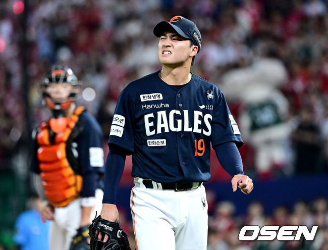 [OSEN=인천, 최규한 기자] 26일 인천 SSG랜더스필드에서 ‘2026 신한 SOL Bank KBO리그’ SSG 랜더스와 한화 이글스의 경기가 열렸다.홈팀 SSG는 토마스 해치, 방문팀 한화는 왕옌청을 선발로 내세웠다.6회말 2사 2루 상황 한화 선발 왕옌청이 마운드를 내려가고 있다. 2026.06.26 / dreamer@osen.co.kr