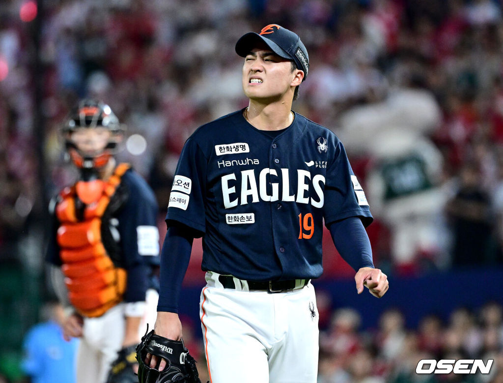 26일 인천 SSG랜더스필드에서 ‘2026 신한 SOL Bank KBO리그’ SSG 랜더스와 한화 이글스의 경기가 열렸다.홈팀 SSG는 토마스 해치, 방문팀 한화는 왕옌청을 선발로 내세웠다.6회말 2사 2루 상황 한화 선발 왕옌청이 마운드를 내려가고 있다. 2026.06.26 / dreamer@osen.co.kr