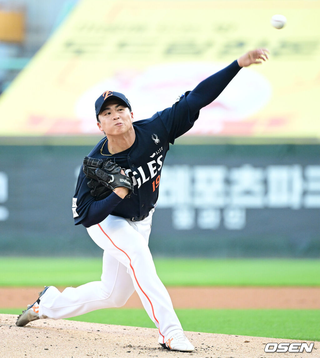 26일 인천 SSG랜더스필드에서 ‘2026 신한 SOL Bank KBO리그’ SSG 랜더스와 한화 이글스의 경기가 열렸다.홈팀 SSG는 토마스 해치, 방문팀 한화는 왕옌청을 선발로 내세웠다.1회말 한화 선발 왕옌청이 힘차게 공을 뿌리고 있다. 2026.06.26 / dreamer@osen.co.kr