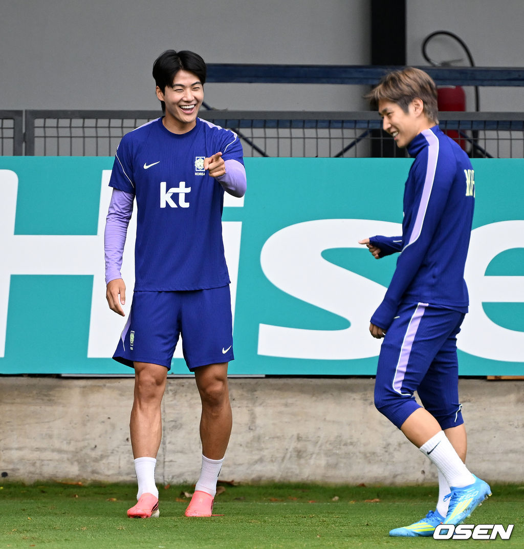 홍명보 감독이 이끄는 대한민국 축구국가대표팀이 15일(한국시각) 멕시코 과달라하라 인근 사포판의 치바스 베르데 바예에서 훈련을 진행했다.대표팀은 전날 A조 1차전에서 체코를 상대로 2-1 역전승을 거뒀다. 남아프리카공화국을 2-0으로 제압한 개최국 멕시코에 이은 조 2위다.대한민국 설영우, 이강인이 훈련을 하고 있다. 2026.06.15 /sunday@osen.co.kr