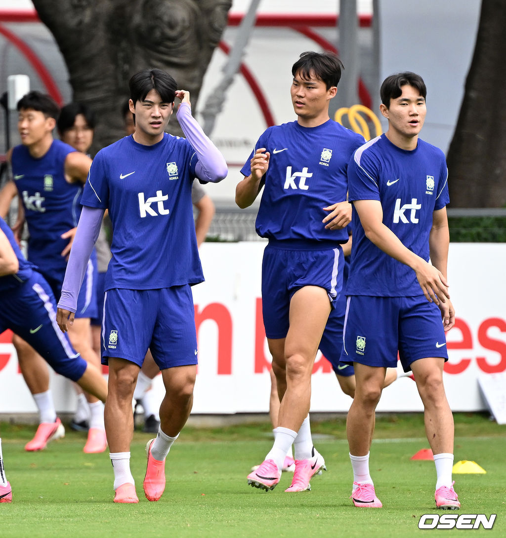 홍명보 감독이 이끄는 대한민국 축구국가대표팀이 16일(한국시각) 멕시코 과달라하라 인근 사포판의 치바스 베르데 바예에서 훈련을 진행했다.대표팀은 전날 A조 1차전에서 체코를 상대로 2-1 역전승을 거뒀다. 남아프리카공화국을 2-0으로 제압한 개최국 멕시코에 이은 조 2위다.대한민국 설영우, 오현규, 양현준이 훈련을 하고 있다. 2026.06.16 /sunday@osen.co.kr