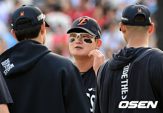 [OSEN=부산, 지형준 기자] 프로야구 한화 이글스가 6연패 이후 2연승을 달리며 분위기 반전에 성공했다. 롯데 자이언츠는 영패를 모면하는데 그쳤다.&nbsp;한화는 19일 부산 사직구장에서 열린 ’2026 신한 SOL KBO리그’ 정규시즌 롯데와의 2차전 맞대결에서 9-1로 완승을 거뒀다. 이로써 한화는 6연패를 탈출한 뒤 곧바로 2연승을 질주했다. 8승 10패를 마크했다. 롯데는 3연패로 6승 12패가 됐다.경기를 마치고 한화 김서현이 미소짓고 있다. 2026.04.19&nbsp;/ jpnews@osen.co.kr