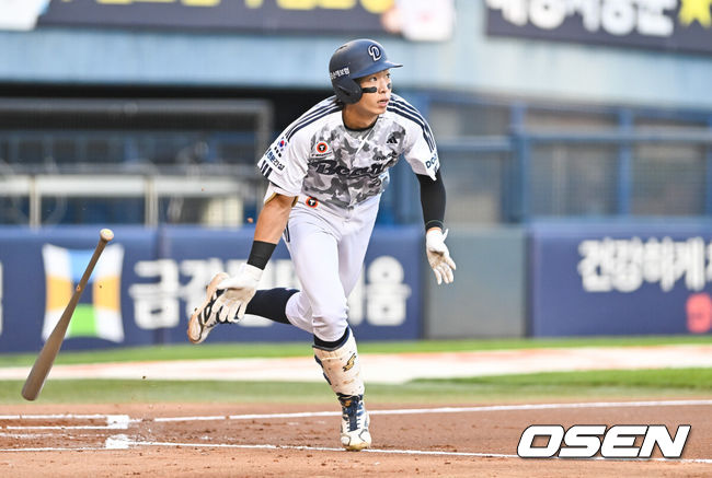 [OSEN=잠실, 박준형 기자] 26일 오후 서울 잠실구장에서 2026 신한 SOL Bank KBO리그 두산 베어스와 KIA 타이거즈의 경기가 진행됐다. 이날 경기에 두산은 곽빈(5승 3패)을, KIA는 황동하(6승 1패)를 선발투수로 내세웠다.1회말 2사 1,2루 두산 김민석이 선취 1타점 적시타를 날리고 있다.     2026.06.26&nbsp;/ soul1014@osen.co.kr