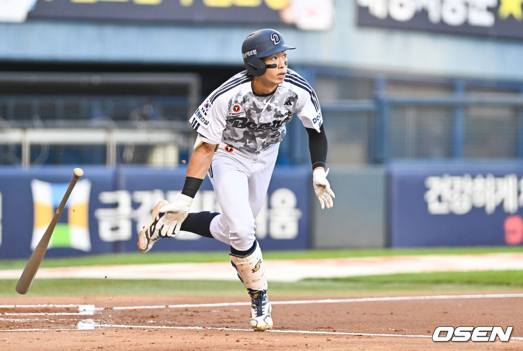 26일 오후 서울 잠실구장에서 2026 신한 SOL Bank KBO리그 두산 베어스와 KIA 타이거즈의 경기가 진행됐다. 이날 경기에 두산은 곽빈(5승 3패)을, KIA는 황동하(6승 1패)를 선발투수로 내세웠다.1회말 2사 1,2루 두산 김민석이 선취 1타점 적시타를 날리고 있다.     2026.06.26 / soul1014@osen.co.kr