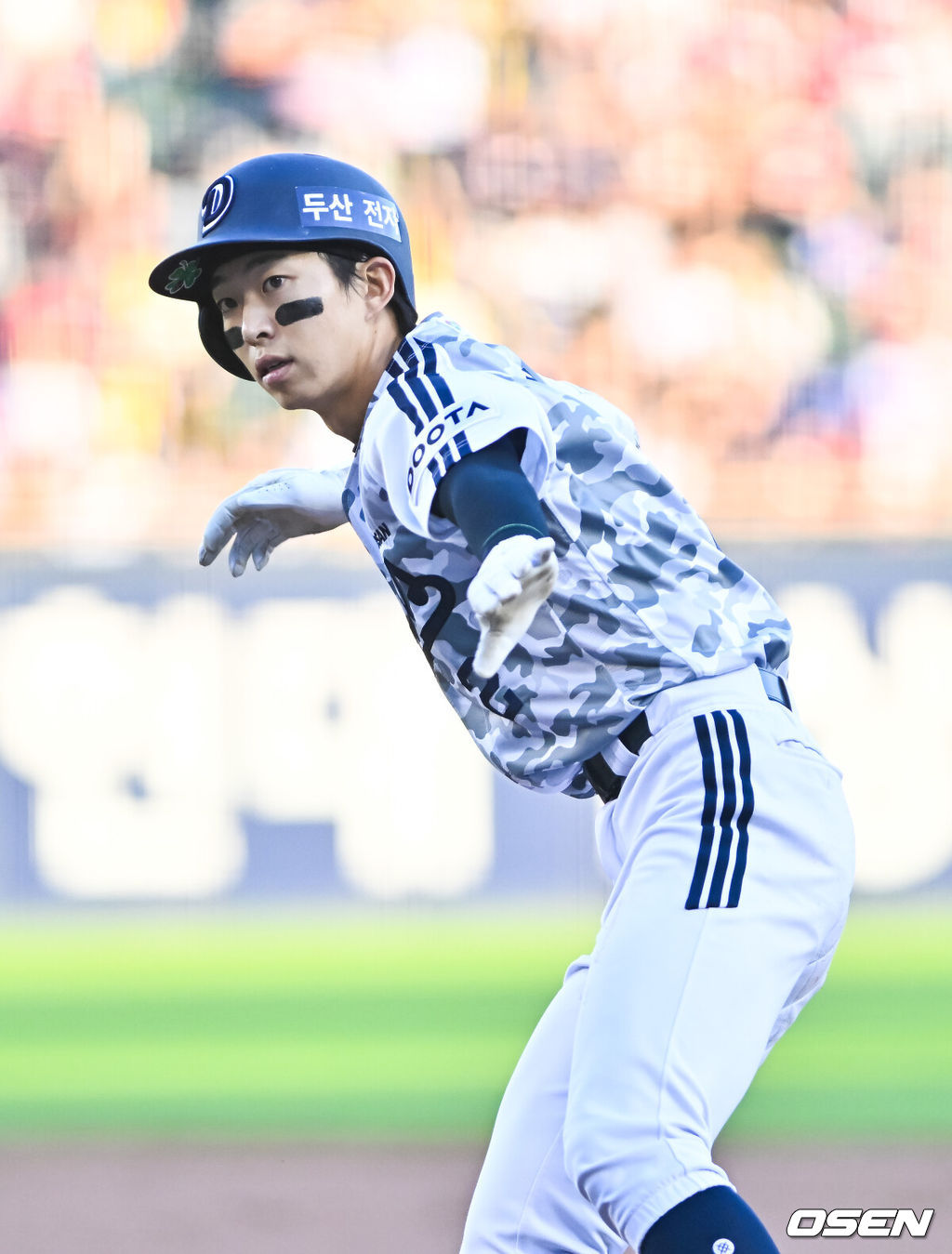26일 오후 서울 잠실구장에서 2026 신한 SOL Bank KBO리그 두산 베어스와 KIA 타이거즈의 경기가 진행됐다. 이날 경기에 두산은 곽빈(5승 3패)을, KIA는 황동하(6승 1패)를 선발투수로 내세웠다.1회말 2사 1,2루 두산 김민석이 선취 1타점 적시타를 날리고 세리머니를 하고 있다.     2026.06.26 / soul1014@osen.co.kr